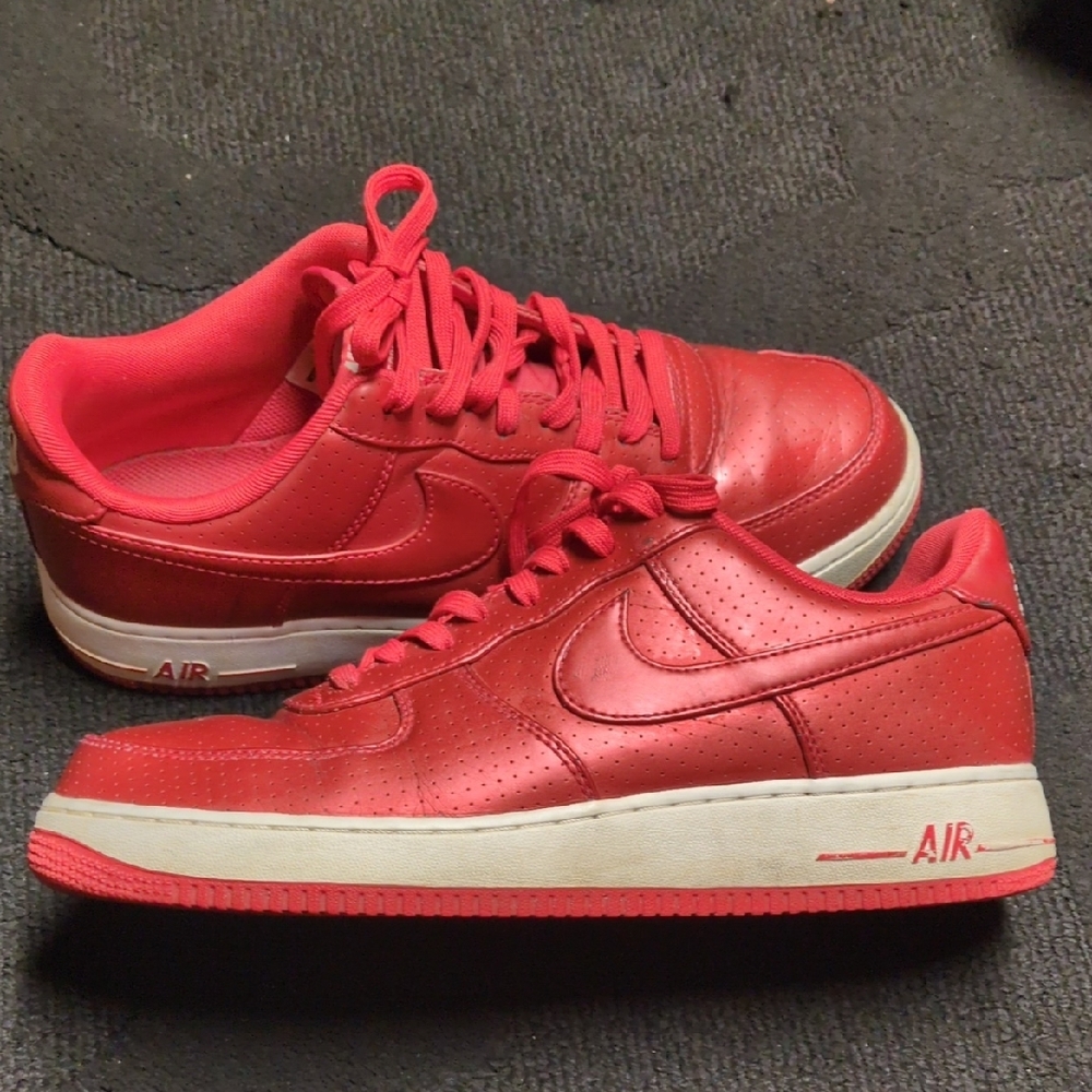 Nike Red Sneakers Classic Low-Top Design